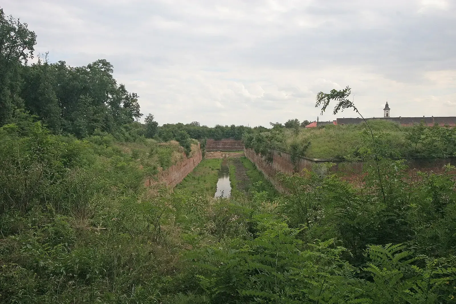 This is a photo of a cultural monument of the Czech Republic,number: Terezín   Hlavní pevnost, úplné opevnění 02